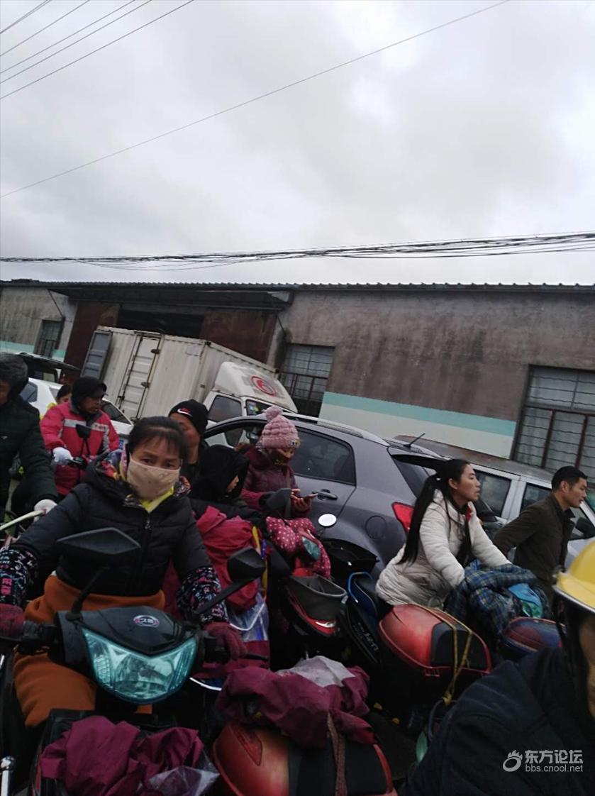 某快递公司的集装箱,严重挡路,谁来管?