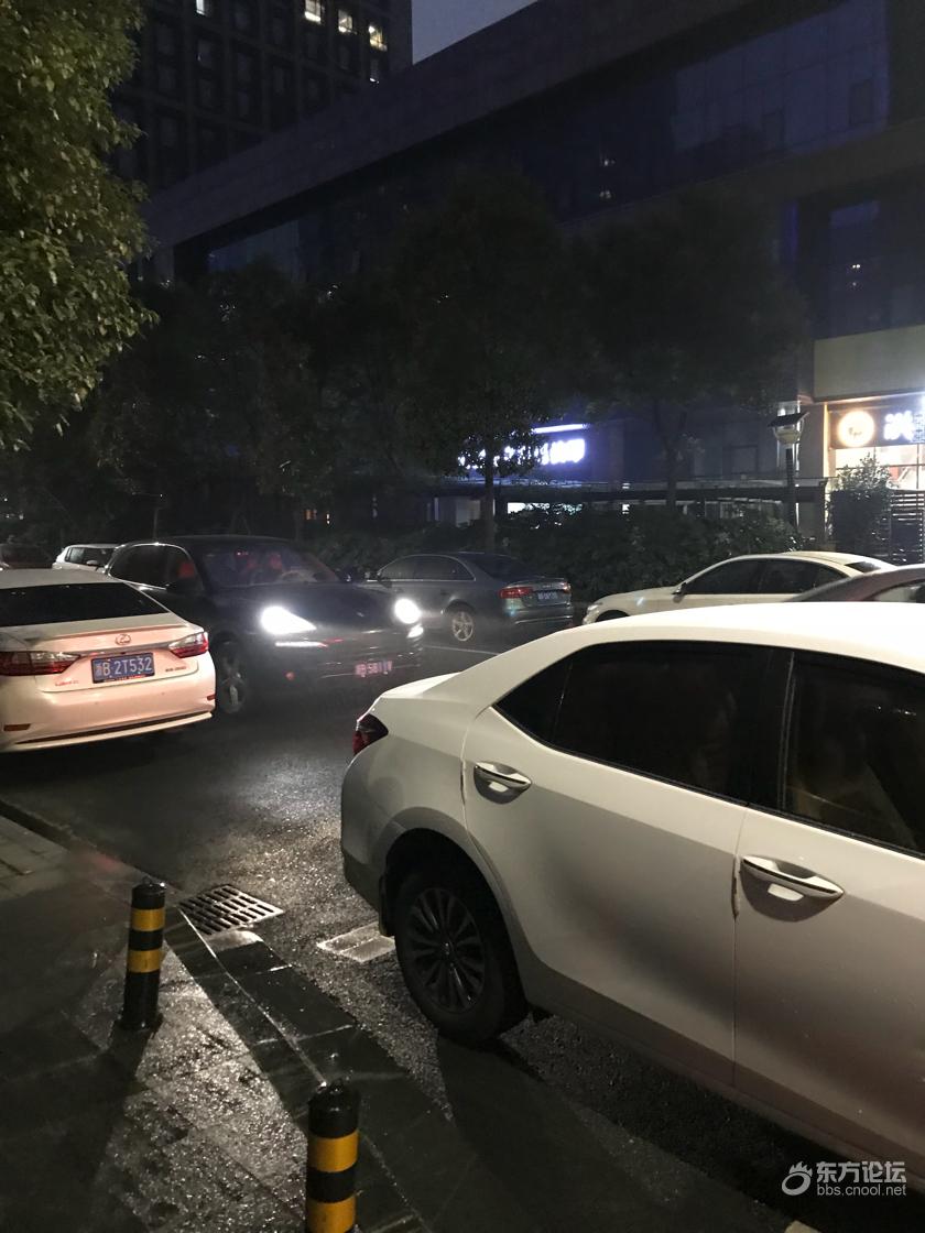 晕!一个初中培训竟然让路堵成狗,出动了四个交警!