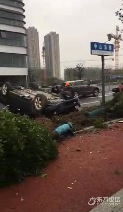 这是中山东路哪里?一辆车子四轮朝天,撞倒2棵树