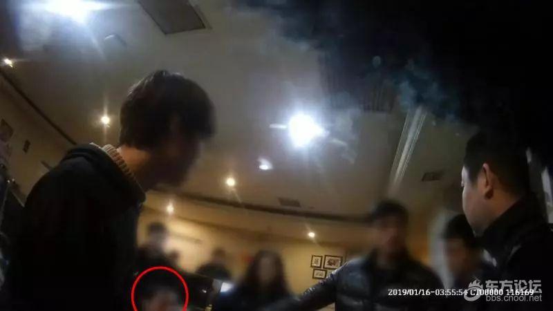 杭州女子凌晨上厕所,门下突然冒出一双男子灰布鞋