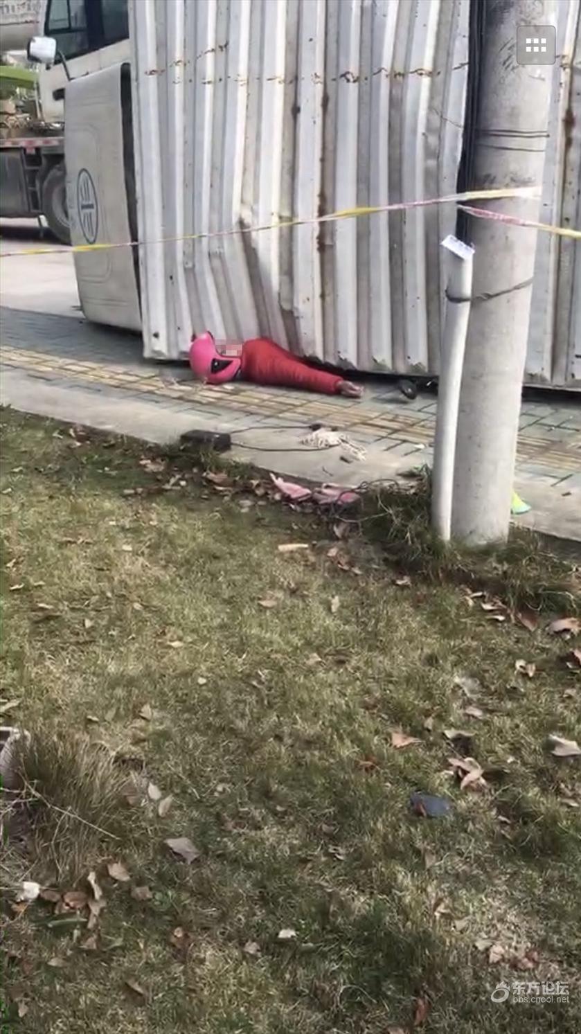 悲剧!货车侧翻,女子被死死压住