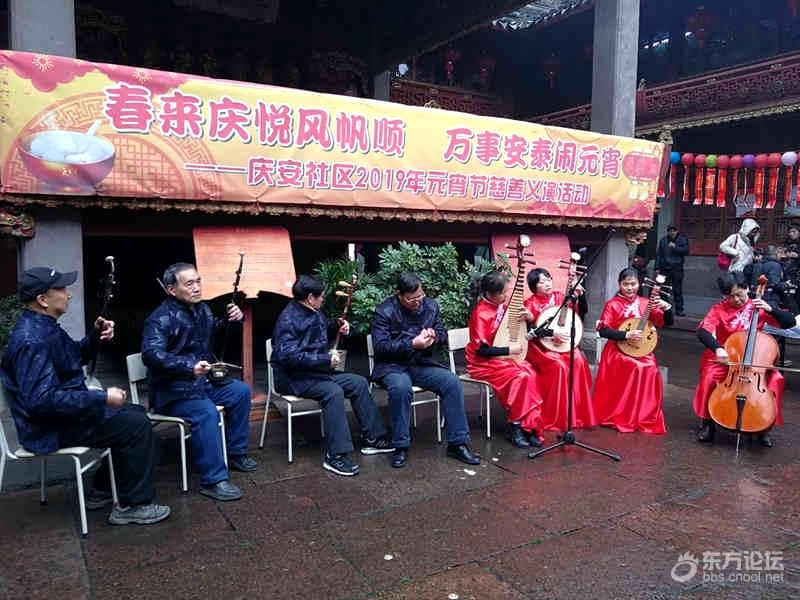 这个地方有个闹元宵活动,男女老少都有,还有汤圆