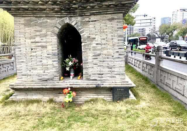 宁波孤独的国家级保护文物——"天宁寺"。位于闹市却不起眼