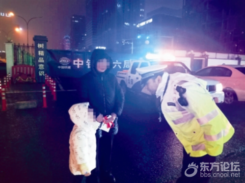 雨夜天黑 一对祖孙迷路街头 两热心辅警开车护送回家