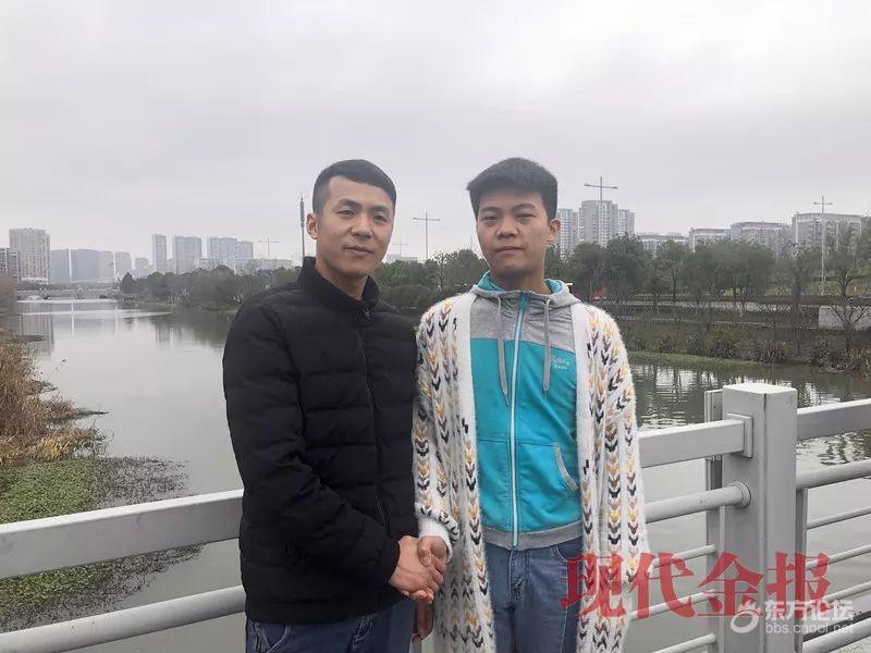 中国好情侣!男子醉酒落水,这对情侣男的跳下了河,女的脱下了外套……