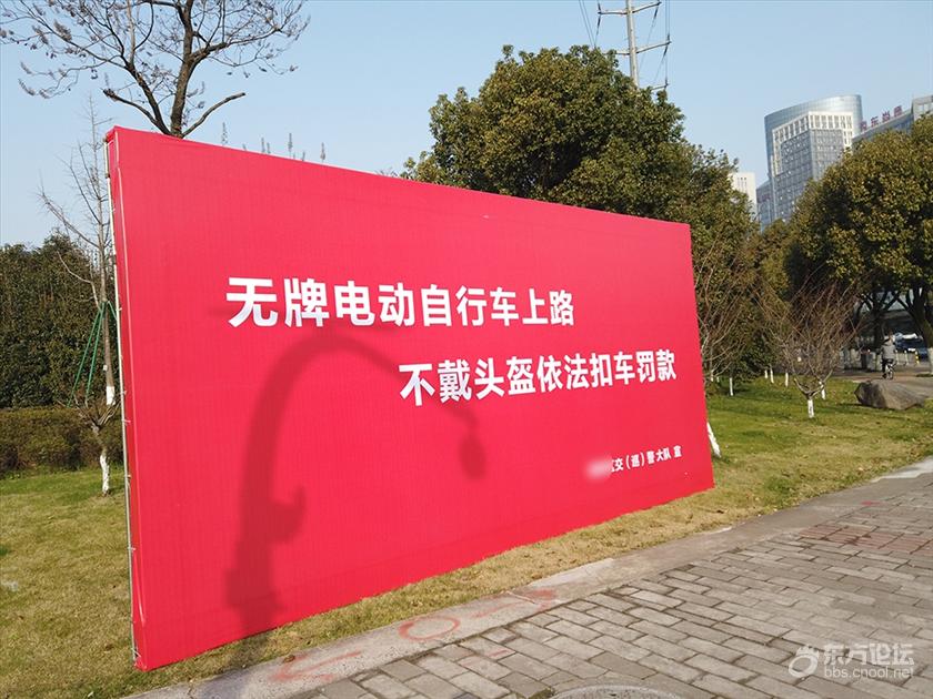 電動騎手們都戴頭盔了,共享電動車咋辦辦?