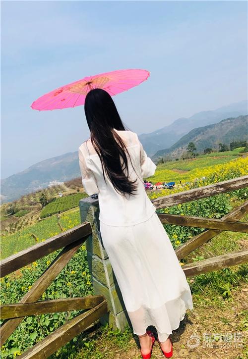 我就喜欢拍她的背影.我觉得比正面好看认同吗?