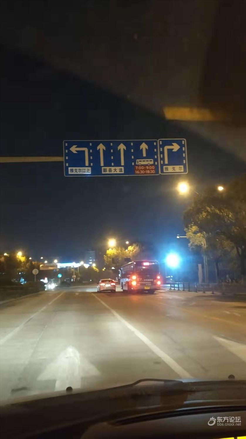 给开发商设置了个单独的左转车道,这样真的好吗?