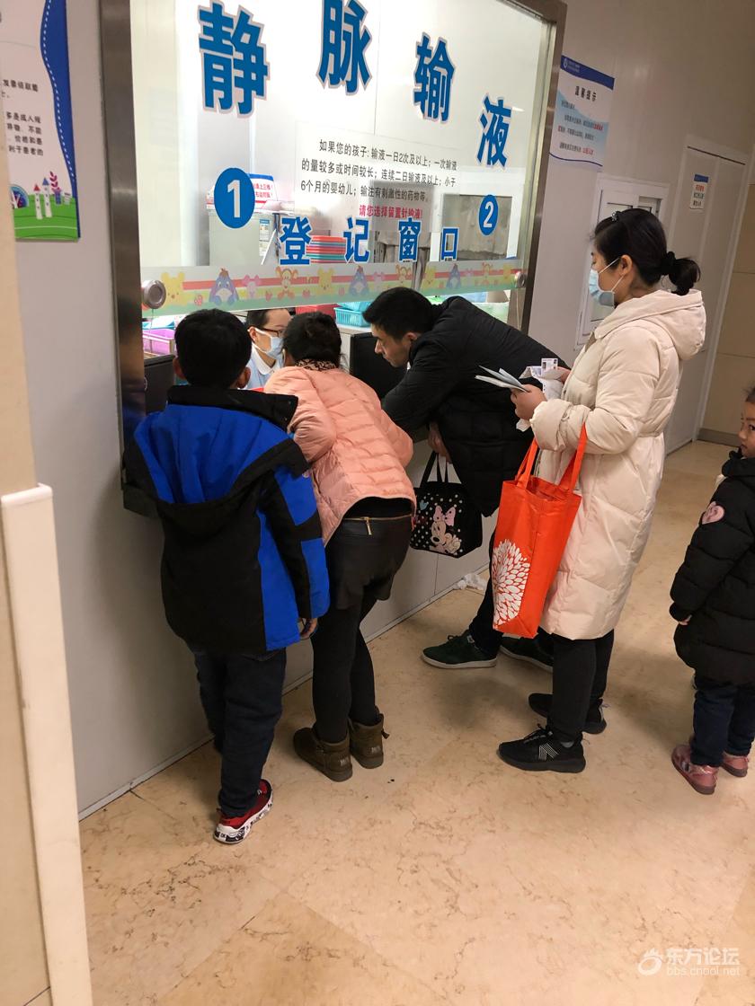 这医院窗口,很“人性”化,只考虑孩子身高……