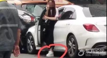 为拿后排水杯 奔驰女司机人行道疯狂撞人致13伤