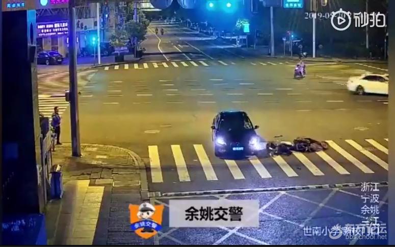 惊心5秒!外卖小哥逆行闯红灯,在空荡马路上被撞!