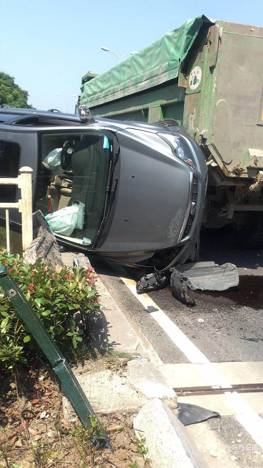 一輛小車被渣土車差點撞下河! [複製]