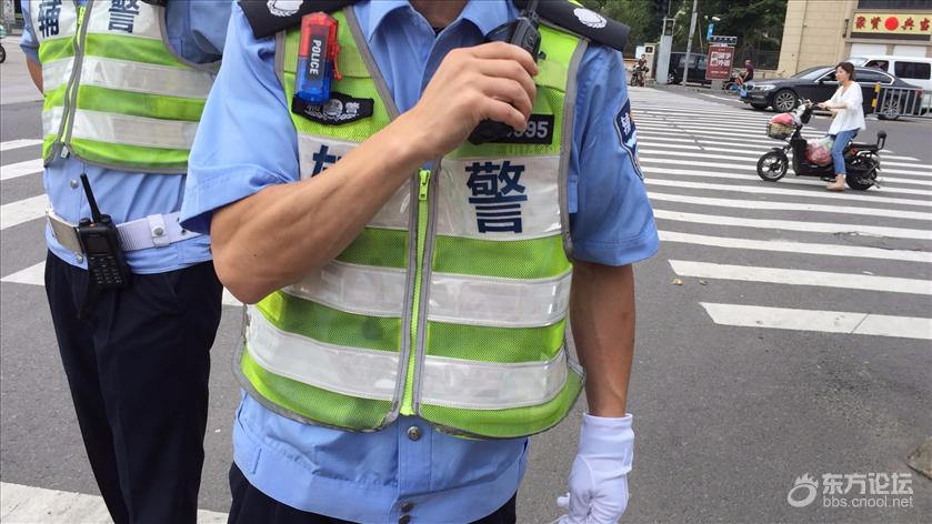 骑电瓶车没戴头盔被辅警劝导,可整整40分钟有点长