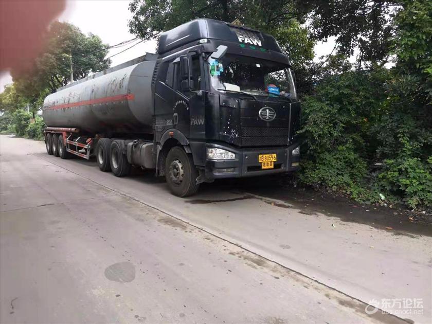 路本来就不宽,这么大的巨无霸占道,多不厚道……
