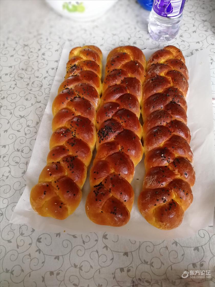 秀下昨晚成果:新鲜出炉的南瓜面包,勾起你食欲了吗?