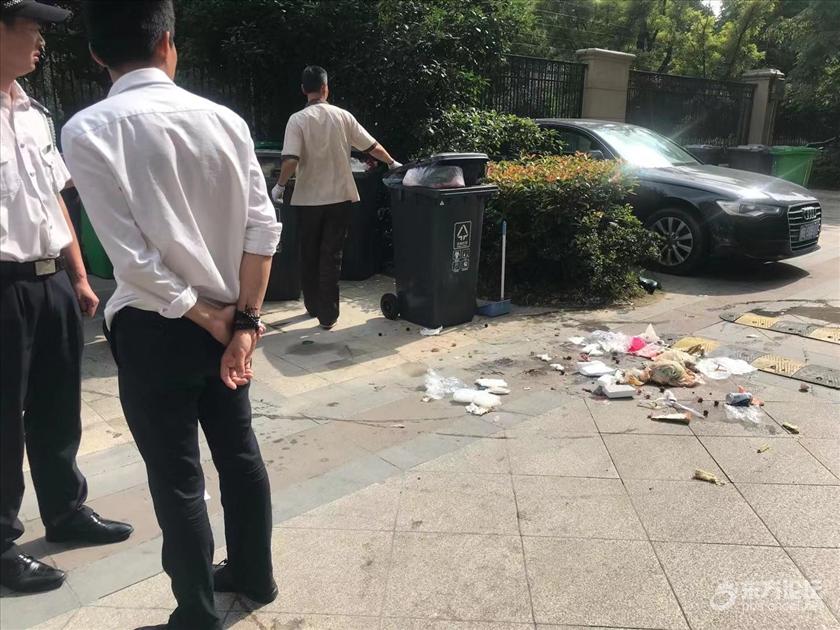楼下出现了十多个大型垃圾桶,物业不处理还打人!