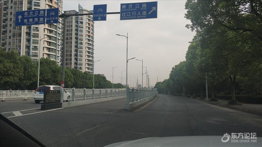 纠结:立交桥下的辅路,没有标识的话,是单行线吗?
