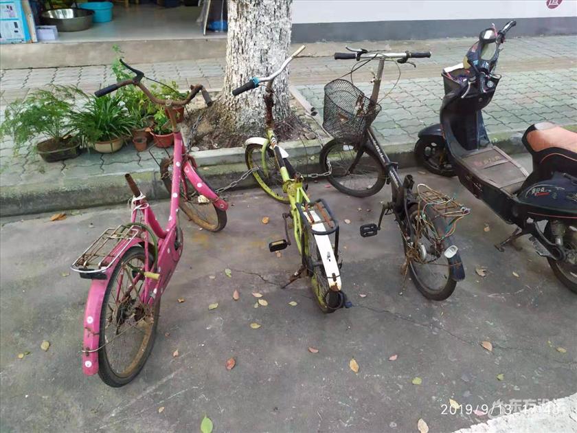 用自行车占了公共车位,气不过去理论,可他却...