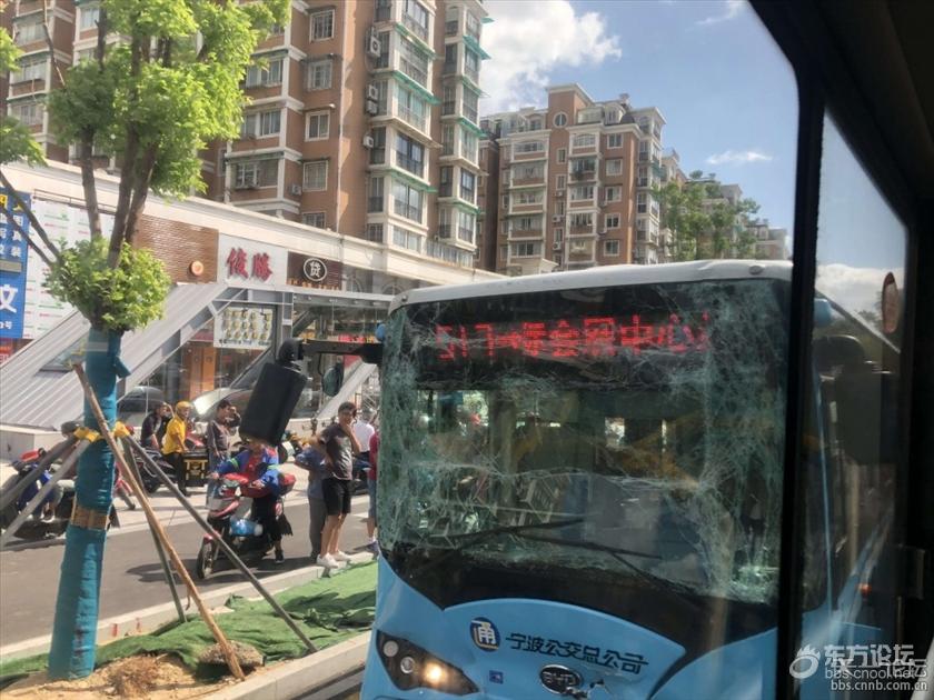坐标体育馆站,公交车进站太密两车直接相撞,前玻璃…