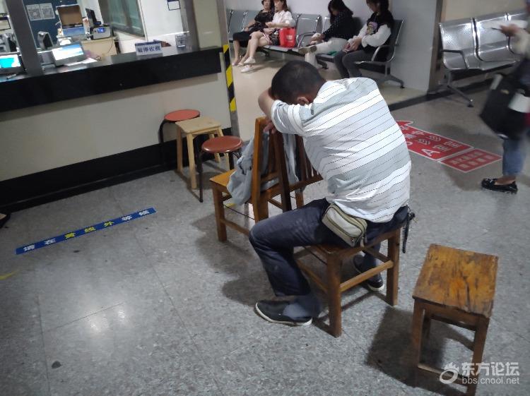 晚上挂号,总共就10个号。用椅子排队?