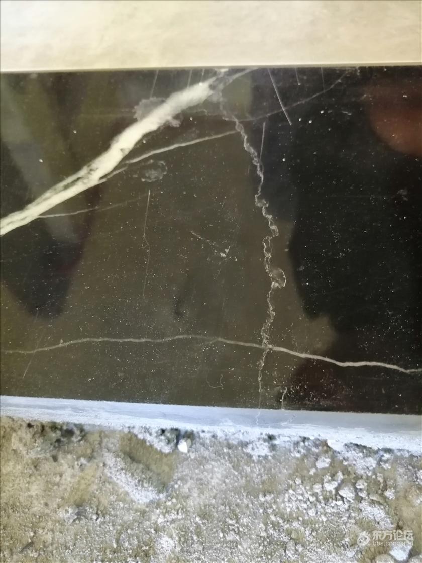 刚装的门石裂得不成样子,可装修公司说是正常现象