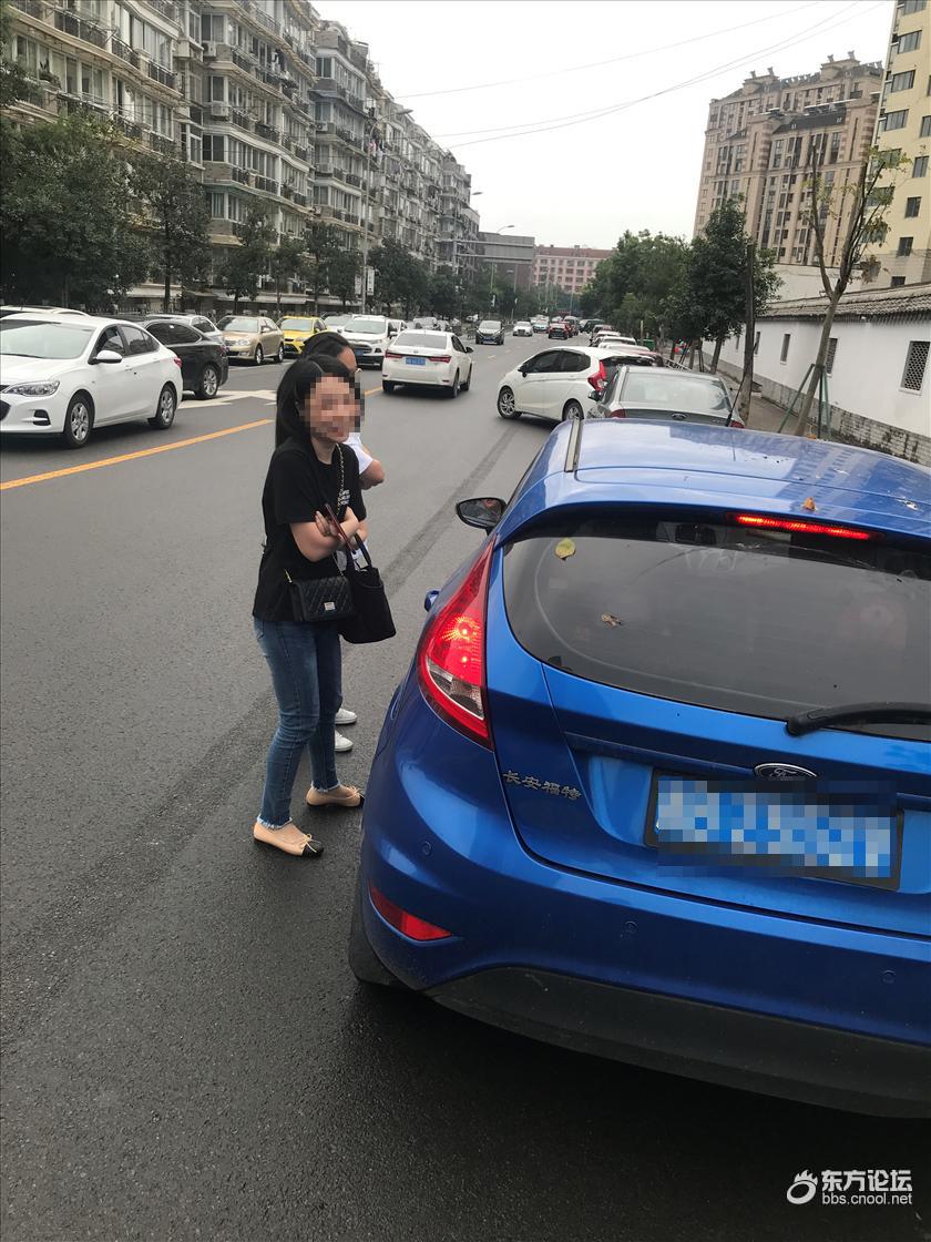 想要倒公共车位,可这两个女的强占,一怒之下报警