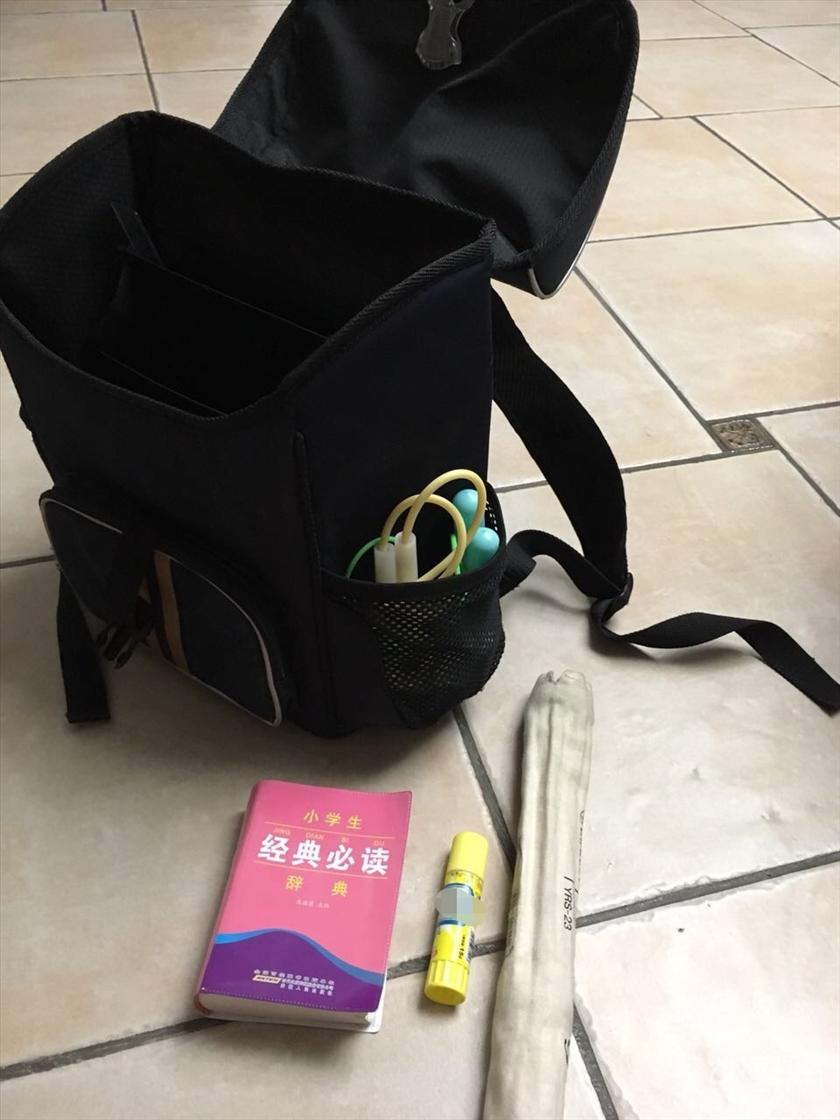 小学生的书包有多重