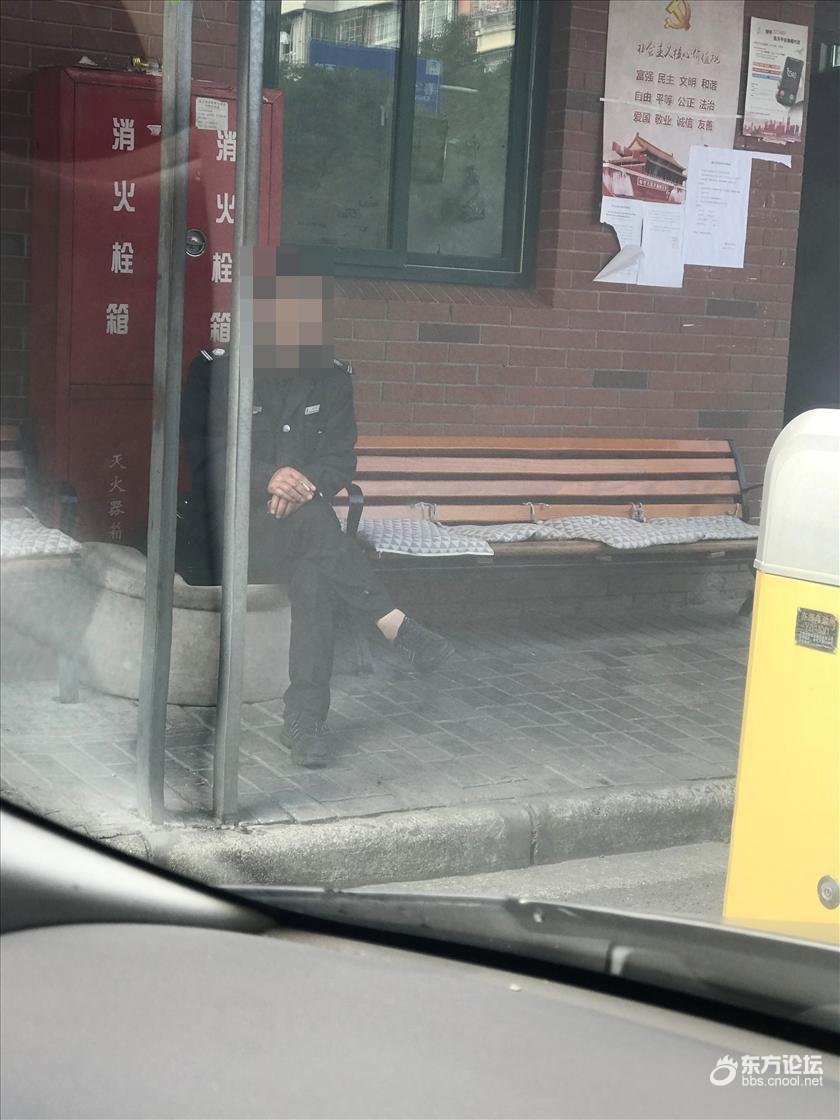 商场搞活动,附近小区临时收停车费,保安还特凶……
