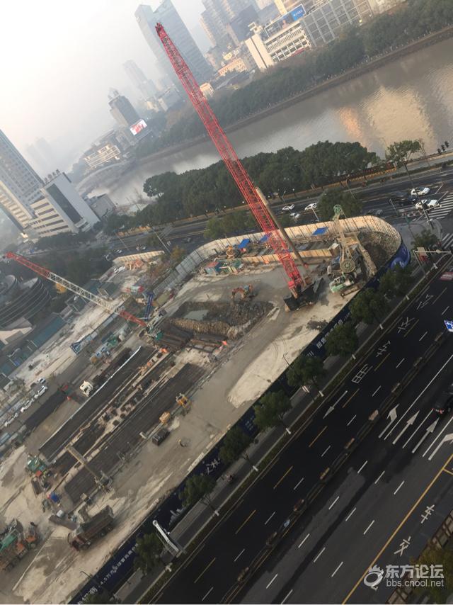 这里全夜施工,噪间太大,影响大家的休息,允许?