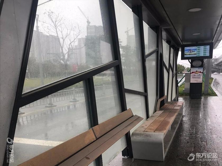 这公交座椅上泥土这么多,长期没人打扫,不合适吧