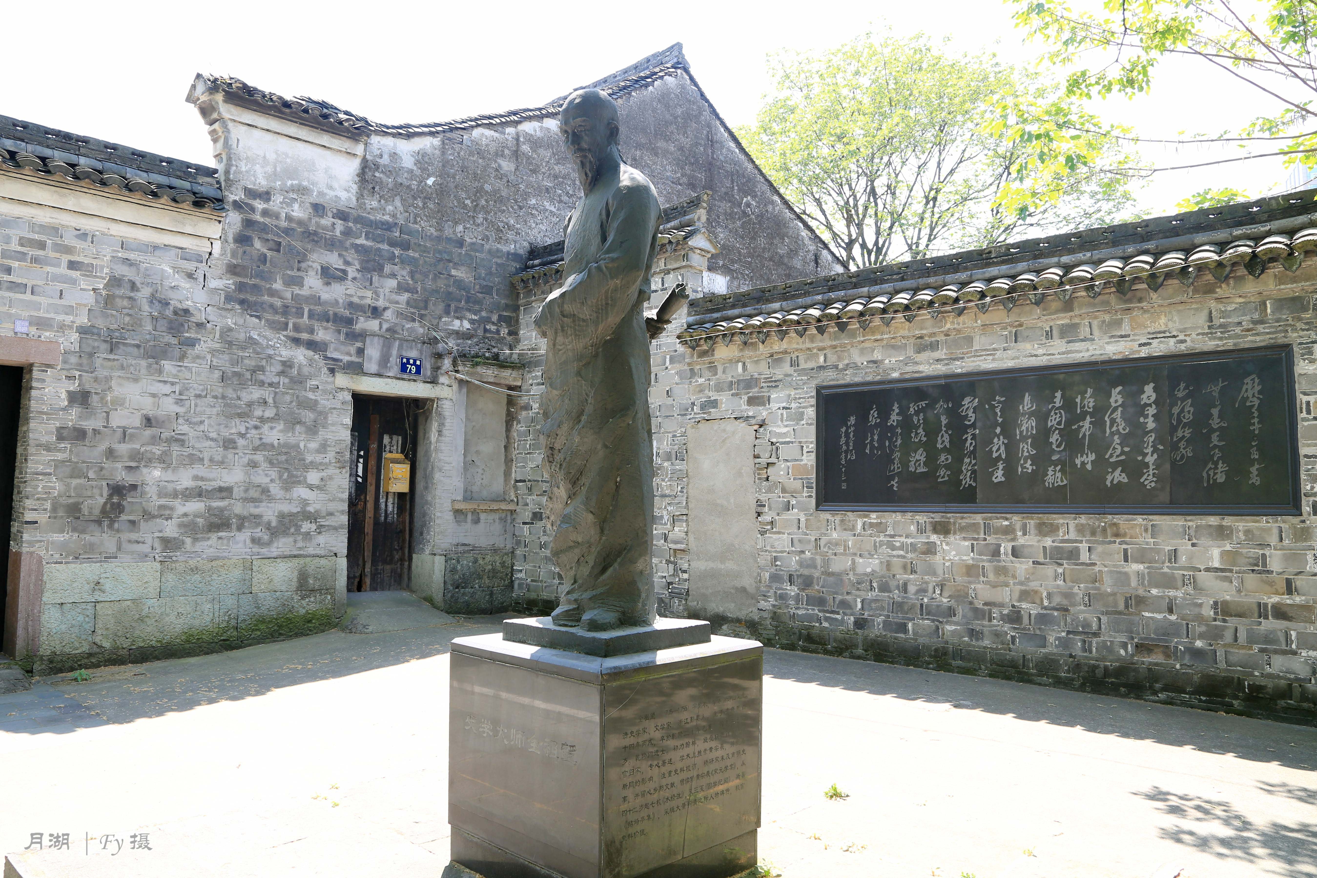 扫一扫 手机看帖更方便 言归正传 烟屿楼门前竖着一尊雕像,并非徐时栋