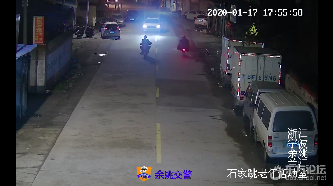 外卖小哥抢单撞上车,负全责!