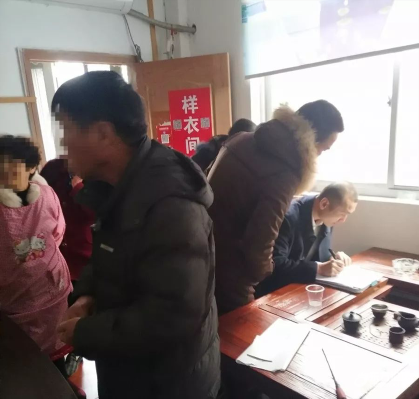 为给农民工讨回工资,宁波执行法官卖起了缝纫机