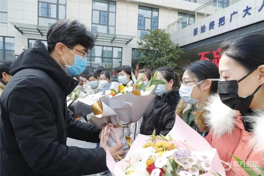 有主动请缨护士和母亲离别,也有不断捐物资的好人