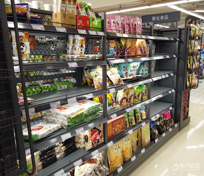 超市日用品食品都很充足,有个货架却空了……
