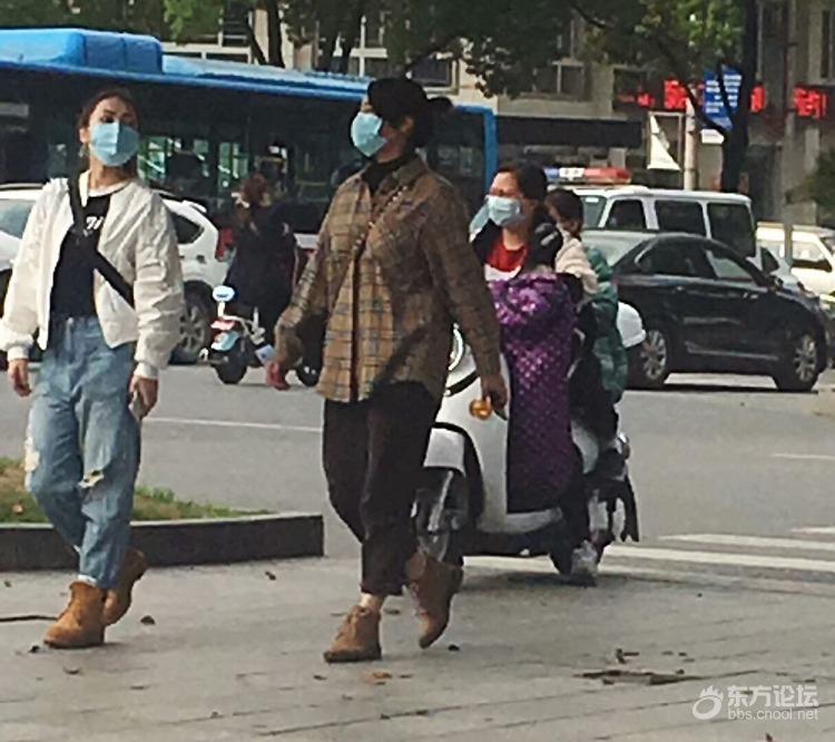 夏天就快要到了,天气也热了,但戴口罩依旧是风景