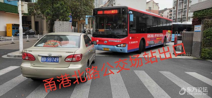 车子违停如此严重,把公交车出口都挡住了,没办法?
