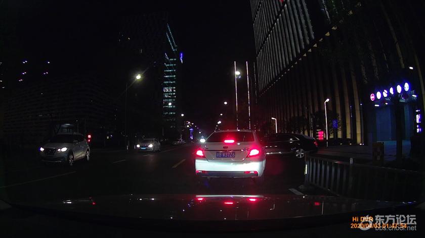这年头开车不容易,变道打灯还有这骚操作?有视频