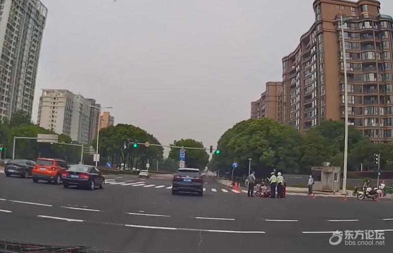 2天里看到2起电驴事故,车主为啥都不起来?