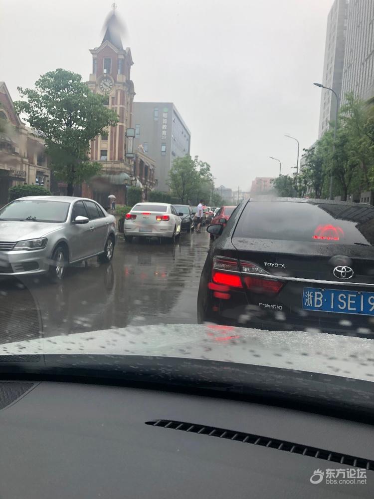 点赞这位爸爸,冒雨指挥给救护车开路。太堵了