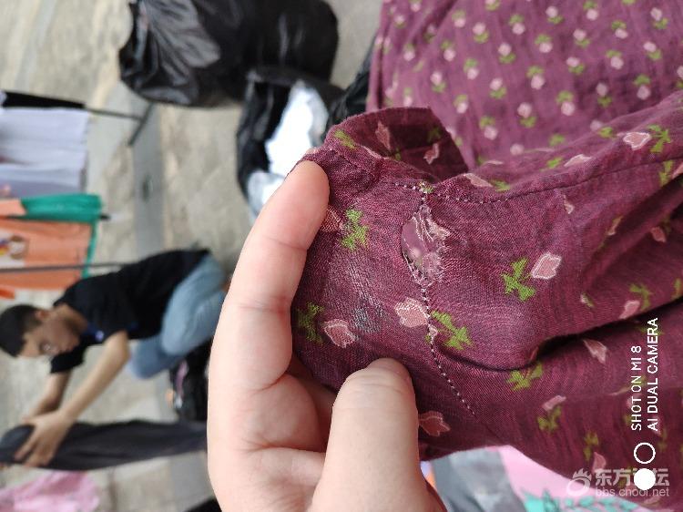 地摊上买了两条裙子,一下水就破了!商家霸气回应