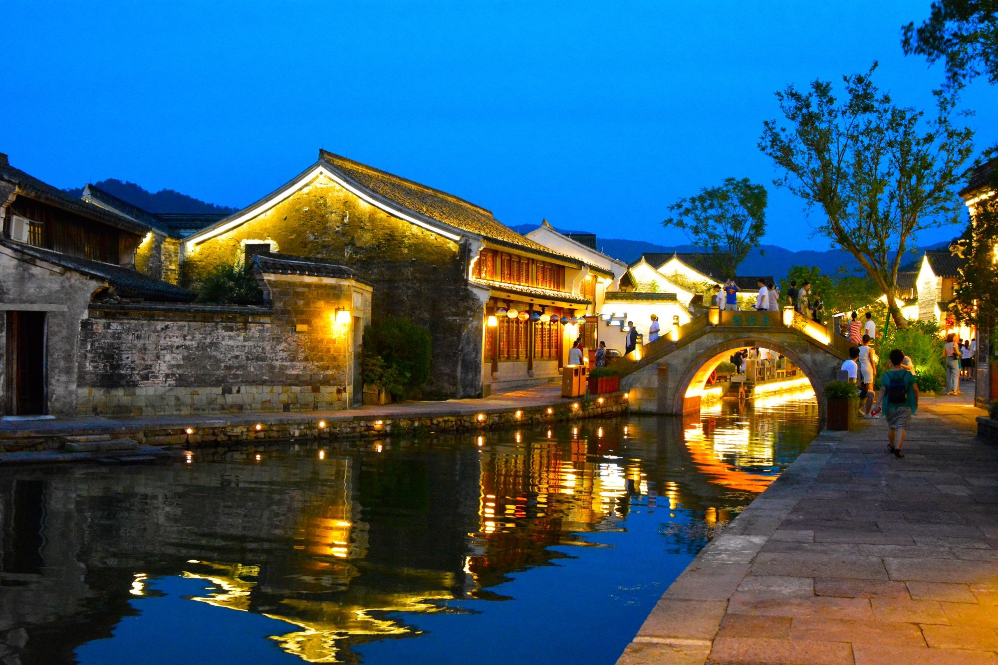 夜幕下的韩岭老街