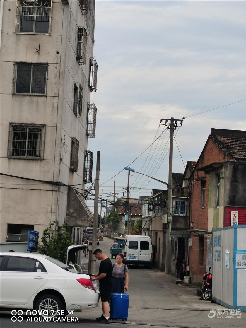 已经挂着“危房”的标识,为啥下面还停着一排车?