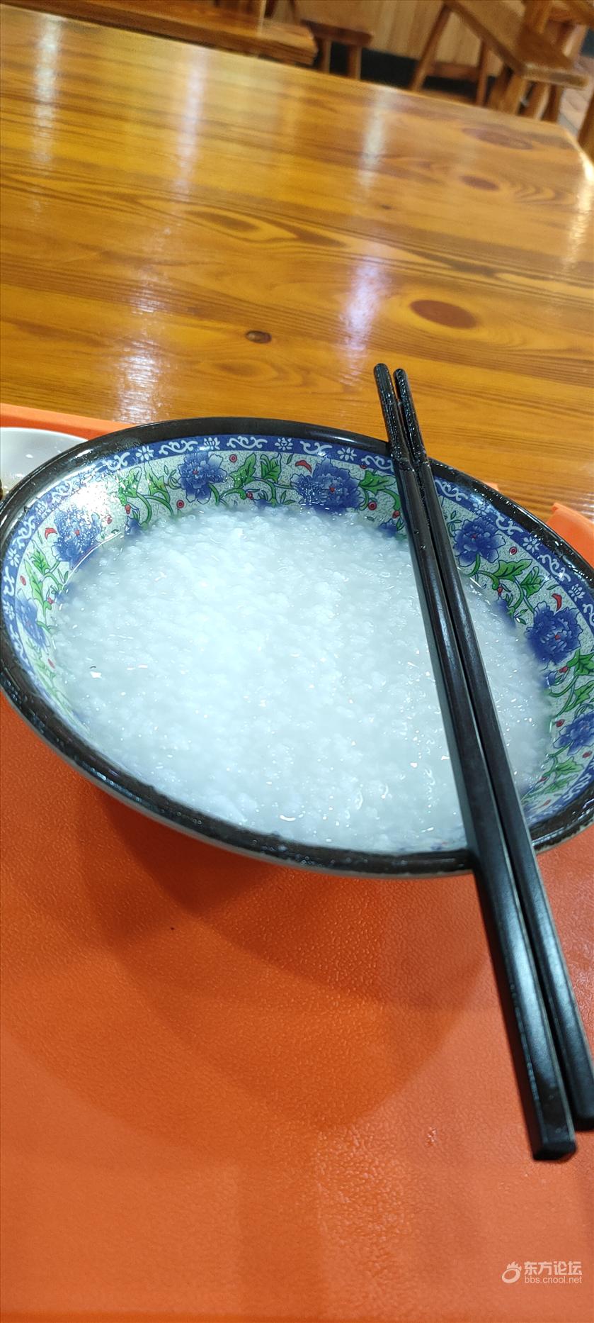 奉化这家快餐店工作人员直接用手抓复制