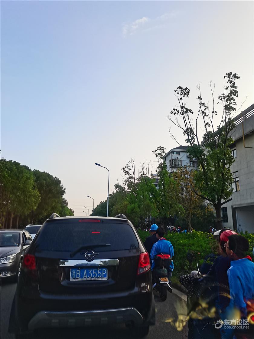 重要的两条路交接处,每天都拥堵不堪,如何能缓解?