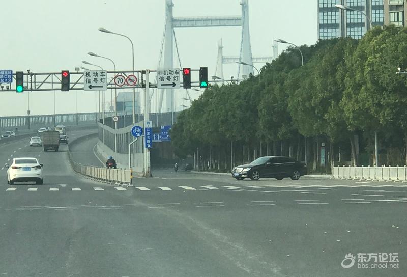 在这个路口看到司机的神操作,逆行上桥实在太危险