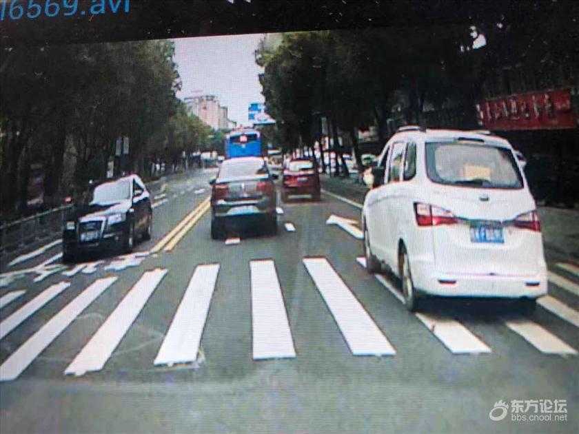 这么大个快餐盒,从车内扔出!把马路当垃圾场了?