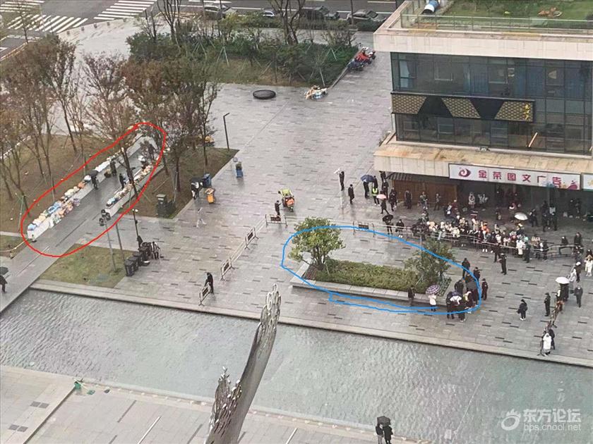 高以翔一周年,大批粉丝聚集宁波现场祭奠。请理性