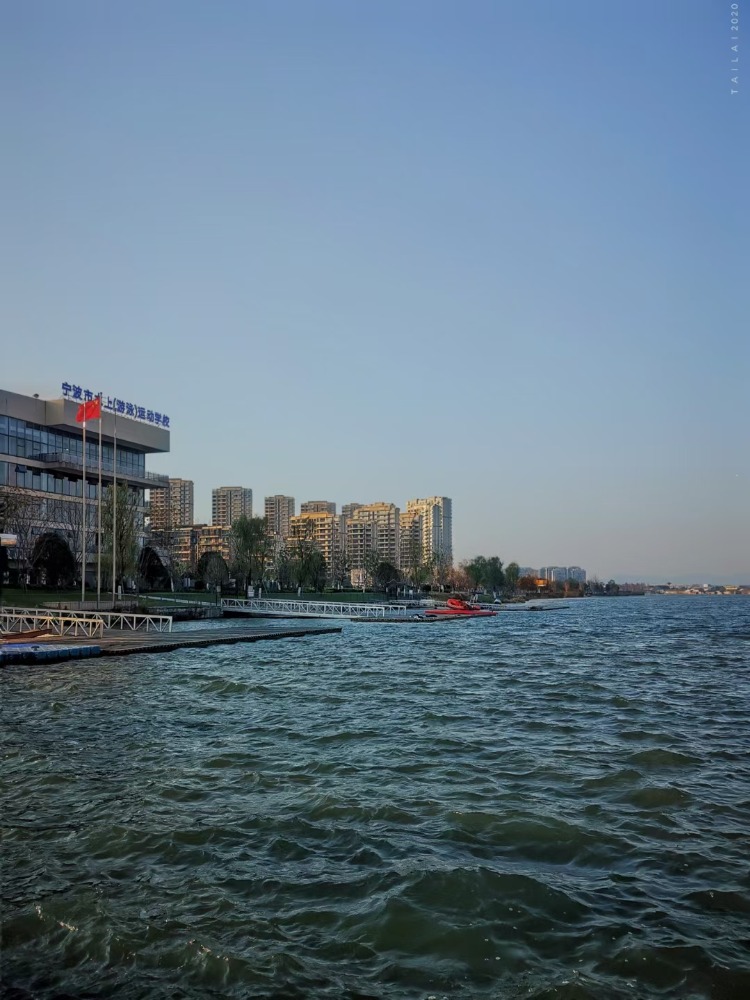 寒潮遮挡不住湾头那一片五彩的热情