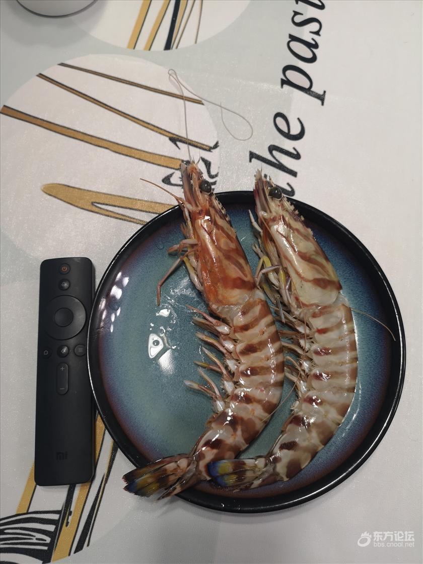 朋友送来的超级大虾,煮了四只配上年糕汤,爽呆